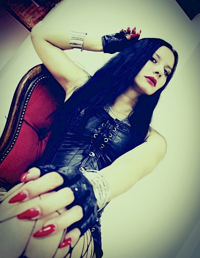 Madam Laura 11 